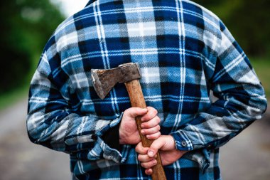 Ormanda çalışan bir oduncu. Yaz ormanında baltası olan oduncu. Oduncu elinde bir balta tutuyor. Oduncu sırtında bir balta tutuyor. Oduncu sınıfa gösterir. Balta elinde..