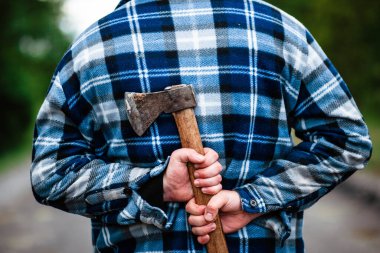 Ormanda çalışan bir oduncu. Yaz ormanında baltası olan oduncu. Oduncu elinde bir balta tutuyor. Oduncu sırtında bir balta tutuyor. Oduncu sınıfa gösterir. Balta elinde..