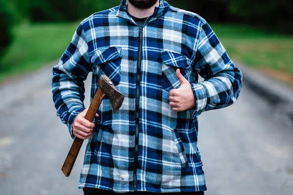 Lenhador Trabalha Floresta Lumberjack Com Machado Floresta Verão Lenhador Tem — Fotografia de Stock