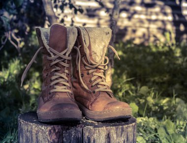 kalın ahşap kütük üzerinde kuru kış botları