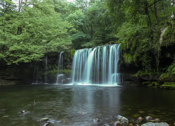 ウェールズ、イギリス、イングランドの川で、山での森の滝 — ストック写真