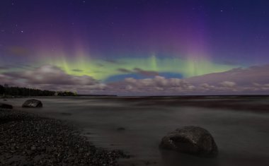 Ladoga Gölü, Ladoga, Leningrad, Rusya üzerinde gece gökyüzü üzerinde Kuzey ışıkları