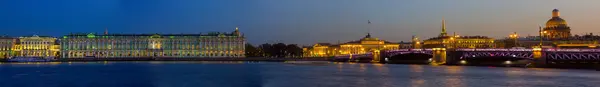 Panorama nocturne de Saint-Pétersbourg, l'Ermitage, Russie — Photo