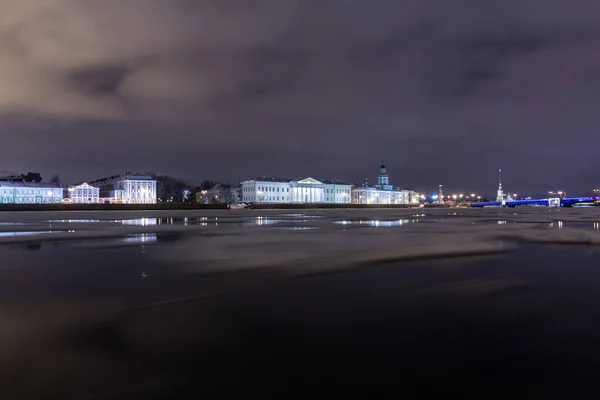 Universitetskaya embankment, St. Petersburg, Rusland — Stockfoto