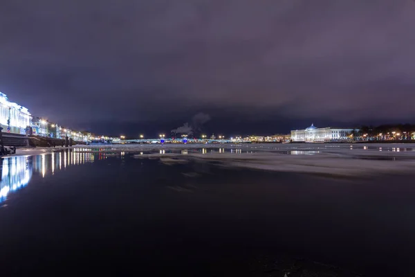 Universitetskaya damm, st. petersburg, russland — Stockfoto