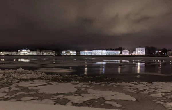 Universitetskaya embankment, St. Petersburg, Ryssland — Stockfoto