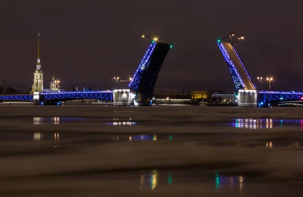 Scheidung palastbrücke, st. petersburg, russland — Stockfoto