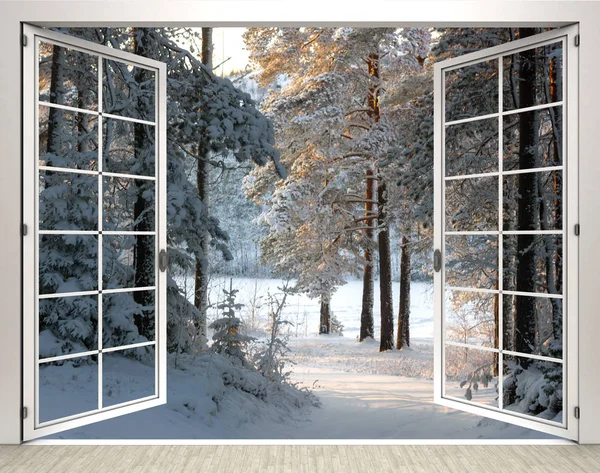 Окно загородного дома с видом на зимний лес — стоковое фото