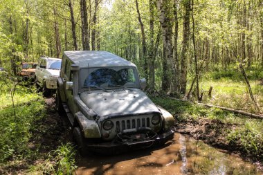 29.07.2017. Leningrad bölge. Rusya. Jeep Wrangler Leningrad bölgesinde orman yolu ile. Wrangler Chrysler tarafından üretilen bir kompakt Suv olduğunu