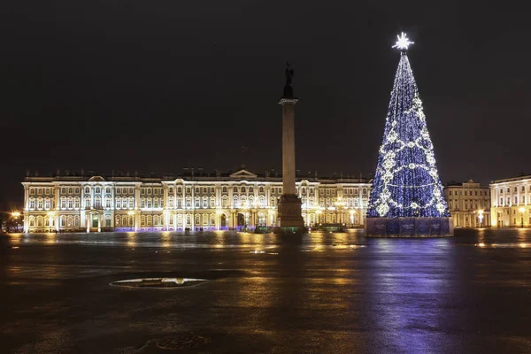 Новогодняя елка на Дворцовой площади в Санкт-Петербурге — стоковое фото