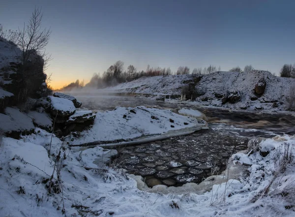 Winter zonsopgang op de rivier — Stockfoto