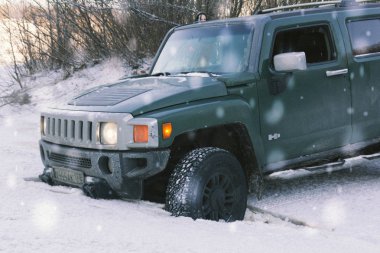 Nehir kıyısında H3 çekiç