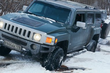 Nehir kıyısında H3 çekiç