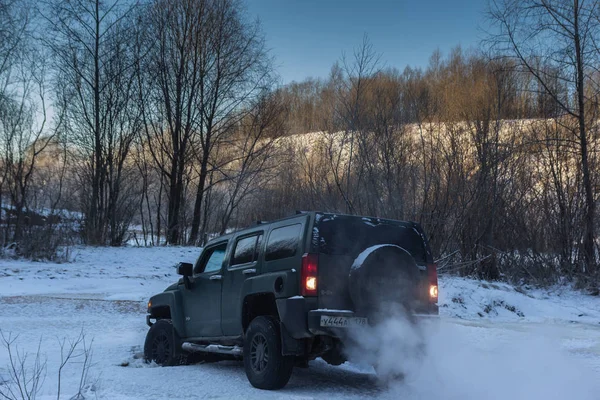 Nehir kıyısında H3 çekiç