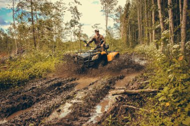 yolda bir atv sürme