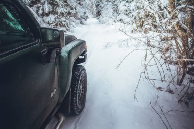 Leningrad region, nehir Tosno, Rusya Federasyonu - 18 Mart 2017. Yol çelme takmak Hummer Kulübü Tosno, Leningrad bölgesinde nehrinde. Hummer H3 Gm tarafından üretilen bir kompakt Suv olduğunu