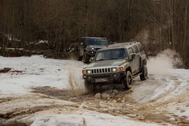 Leningrad region, nehir Tosno, Rusya Federasyonu - 18 Mart 2017. Yol çelme takmak Hummer Kulübü Tosno, Leningrad bölgesinde nehrinde. Hummer H3 Gm tarafından üretilen bir kompakt Suv olduğunu