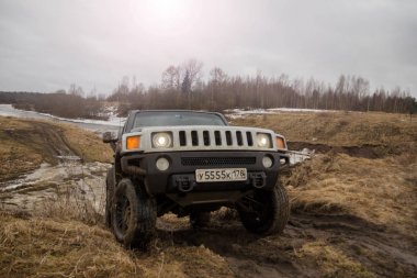 Leningrad region, nehir Tosno, Rusya Federasyonu - 18 Mart 2017. Yol çelme takmak Hummer Kulübü Tosno, Leningrad bölgesinde nehrinde. Hummer H3 Gm tarafından üretilen bir kompakt Suv olduğunu