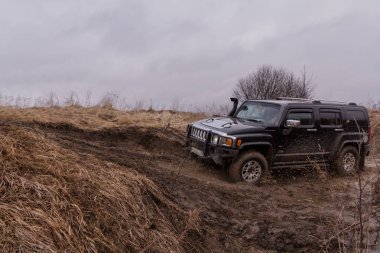 Leningrad region, nehir Tosno, Rusya Federasyonu - 18 Mart 2017. Yol çelme takmak Hummer Kulübü Tosno, Leningrad bölgesinde nehrinde. Hummer H3 Gm tarafından üretilen bir kompakt Suv olduğunu