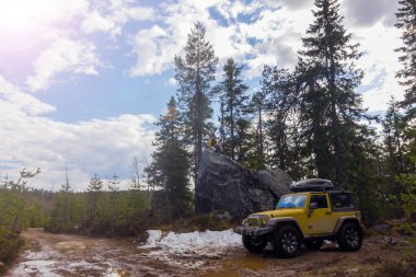 Karelya, dağ Vottovaara en yüksek, Rusya Federasyonu - 01 Mayıs 2015 tepedir. Jeep Wrangler Karelya içinde yolculuğa. Wrangler Chrysler tarafından üretilen bir kompakt Suv olduğunu