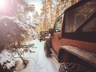Leningrad region, Rusya Federasyonu - Mart 01, 2017 Jeep Wrangler Wrangler kış ormandaki Chrysler tarafından üretilen bir kompakt Suv