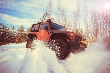 Leningrad region, Rusya Federasyonu - Mart 01, 2017 Jeep Wrangler Wrangler kış ormandaki Chrysler tarafından üretilen bir kompakt Suv