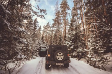 Leningrad region, Rusya Federasyonu - Mart 01, 2017 Jeep Wrangler Wrangler kış ormandaki Chrysler tarafından üretilen bir kompakt Suv