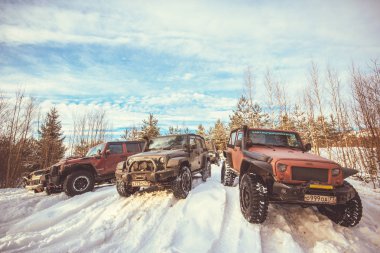 Leningrad region, Rusya Federasyonu - Mart 01, 2017 Jeep Wrangler Wrangler kış ormandaki Chrysler tarafından üretilen bir kompakt Suv