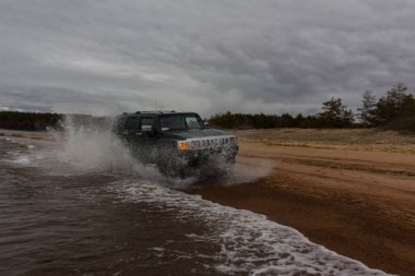 Leningrad region, Rusya Federasyonu - 01 Nisan 2017. Hummer H3 Leningrad bölgesinde Finlandiya Körfezi'Beach. Hummer H3 Gm tarafından üretilen bir kompakt Suv olduğunu