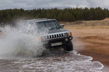 Leningrad region, Rusya Federasyonu - 01 Nisan 2017. Hummer H3 Leningrad bölgesinde Finlandiya Körfezi'Beach. Hummer H3 Gm tarafından üretilen bir kompakt Suv olduğunu