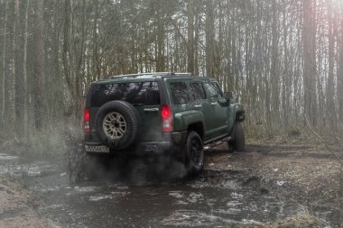 Leningrad region, Rusya Federasyonu - 01 Nisan 2017. Hummer H3 Leningrad bölgesinde Finlandiya Körfezi'Beach. Hummer H3 Gm tarafından üretilen bir kompakt Suv olduğunu