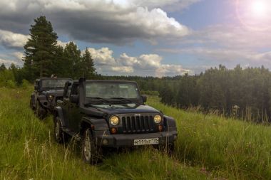 Jeep Wrangler Leningrad bölgesinde orman yolu ile
