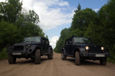 Jeep Wrangler Leningrad bölgesinde orman yolu ile