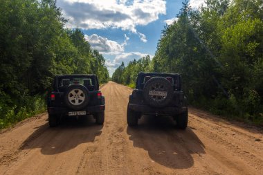 Jeep Wrangler Leningrad bölgesinde orman yolu ile