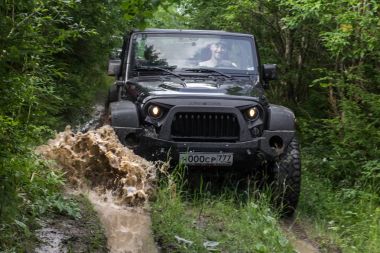 Jeep Wrangler Leningrad bölgesinde orman yolu ile