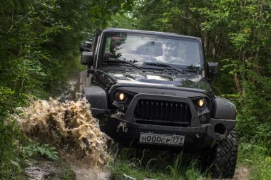 Jeep Wrangler Leningrad bölgesinde orman yolu ile