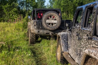 Jeep Wrangler Leningrad bölgesinde orman yolu ile