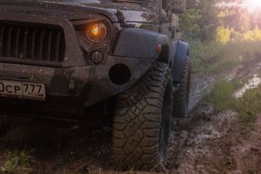 Jeep Wrangler Leningrad bölgesinde orman yolu ile