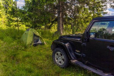Jeep Wrangler Leningrad bölgesinde kamp Sahara