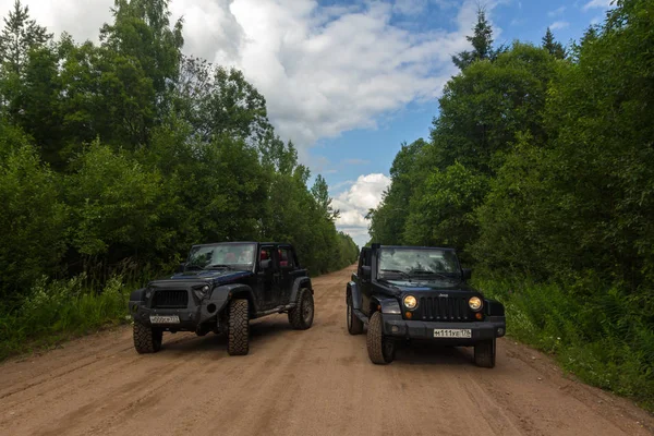 Jeep Wrangler with forest road in the Leningrad region — Stock Photo, Image