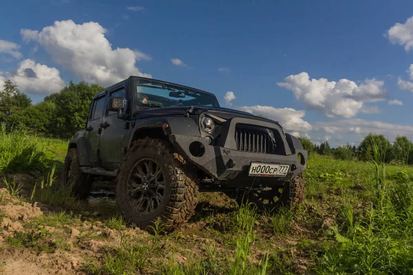 Jeep Wrangler with forest road in the Leningrad region — Stock Photo, Image