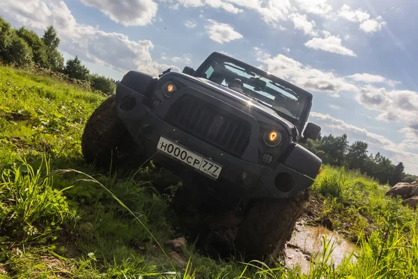 Jeep Wrangler avec route forestière dans la région de Leningrad — Photo