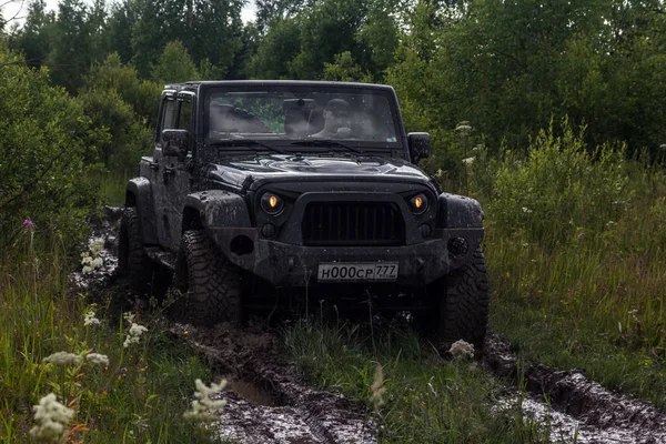 Jeep Wrangler with forest road in the Leningrad region — Stock Photo, Image