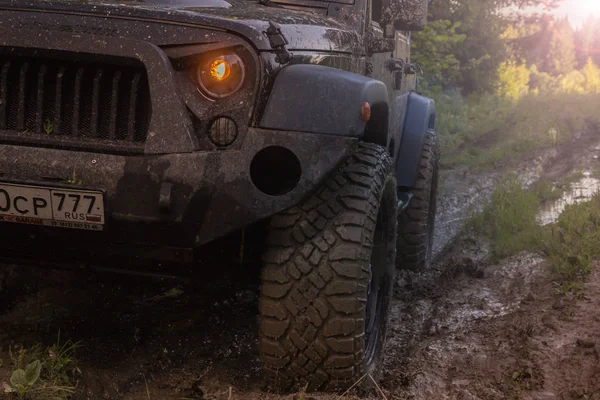 Jeep Wrangler avec route forestière dans la région de Leningrad — Photo