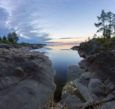 Ladoga Gölü üzerinde sabah erken