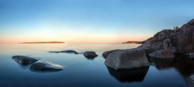Ladoga Gölü üzerinde sabah erken