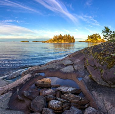Ladoga Gölü üzerinde sabah erken