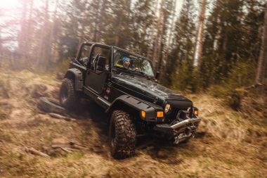 Jeep Wrangler orman yolu ile 