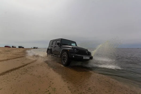 Jeep Wrangler cabalga sobre el agua — Foto de Stock