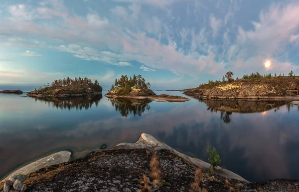 ladoga Gölü üzerinde beyaz gece